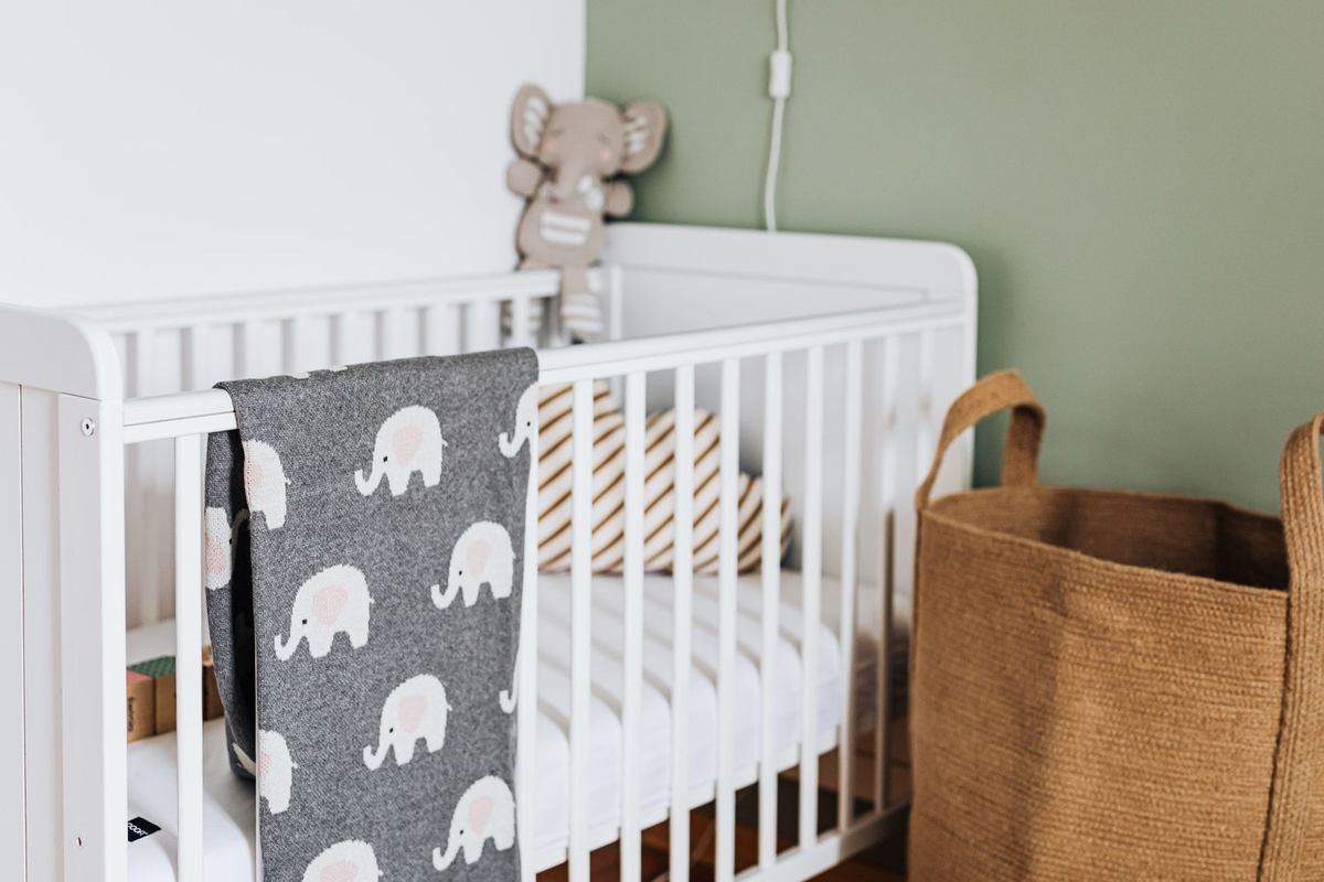 Berceau avec accessoires de bébé dans une chambre
