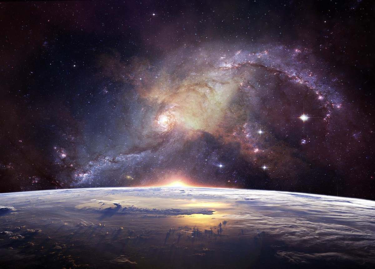 Vue d'une planète avec nuages et soleil levant au-dessus d'un amas stellaire coloré dans l'espace Vue d'une planète avec nuages et soleil levant au-dessus d'un amas stellaire coloré dans l'espace