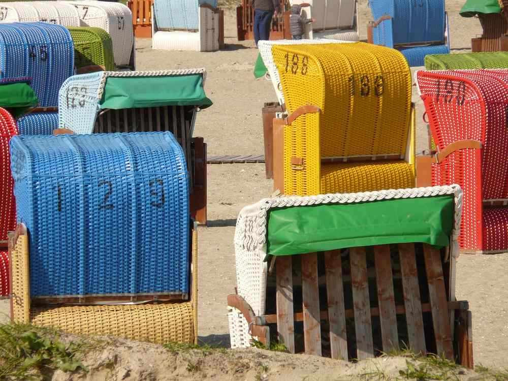 Chaises de plage colorées numérotées sur sable Chaises de plage colorées numérotées sur sable