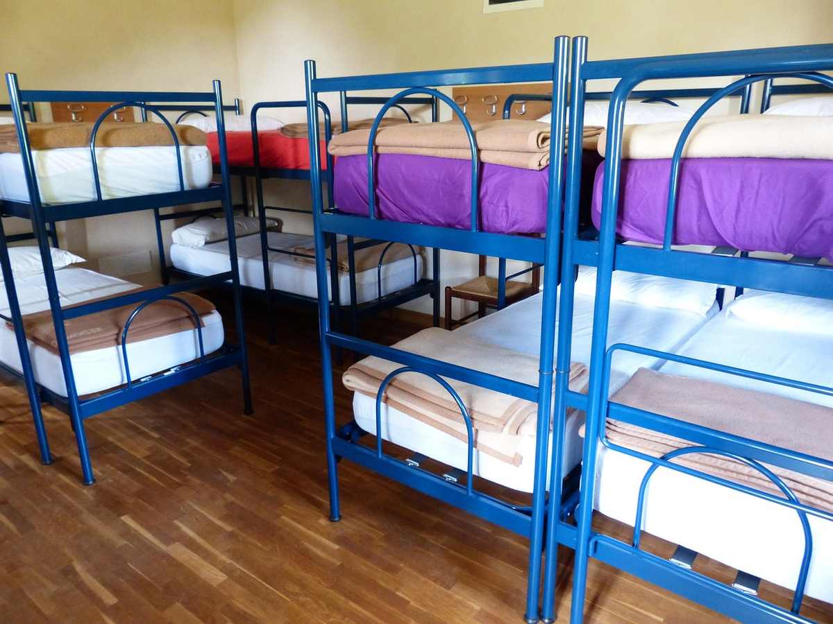 Chambre contenant plusieurs lits superposés bleus avec matelas et draps Chambre contenant plusieurs lits superposés bleus avec matelas et draps