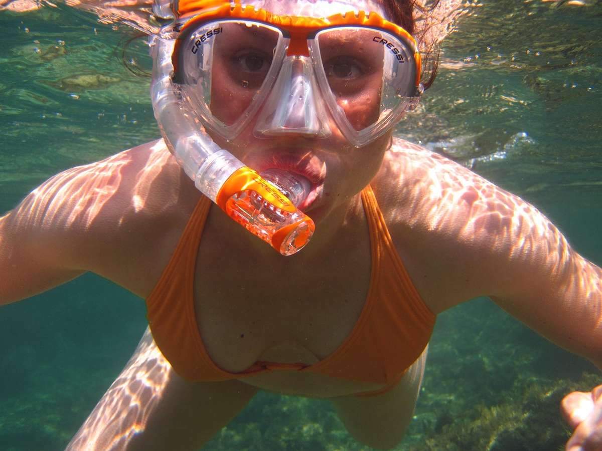 Femme en plongée avec tuba sous l'eau, visage visible Femme en plongée avec tuba sous l'eau, visage visible