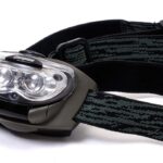 lampe frontale avec deux LED et sangle réglable sur fond blanc
