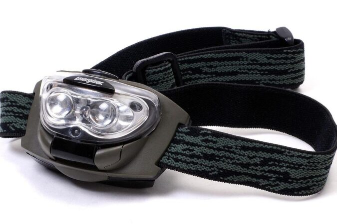 lampe frontale avec deux LED et sangle réglable sur fond blanc