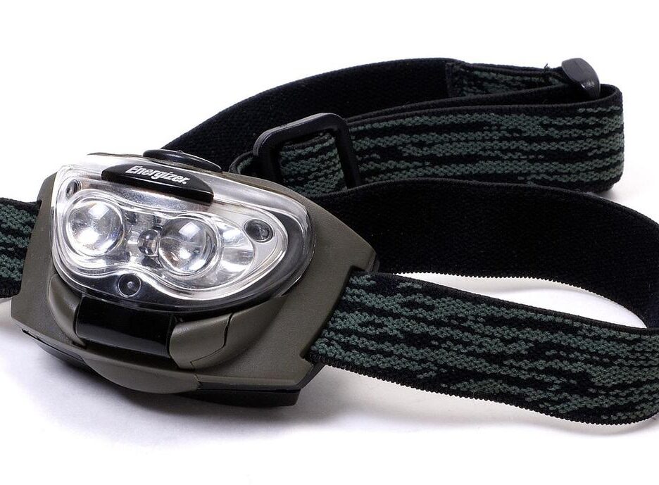 lampe frontale avec deux LED et sangle réglable sur fond blanc