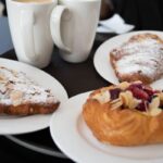 Assiette de pâtisseries, deux tasses de café sur une table