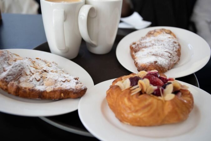 Assiette de pâtisseries, deux tasses de café sur une table