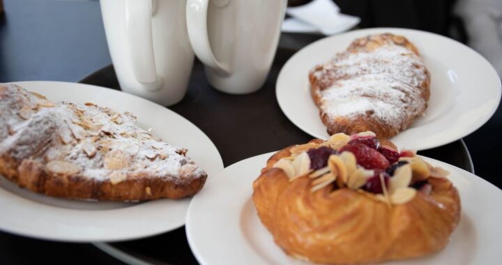 Assiette de pâtisseries, deux tasses de café sur une table