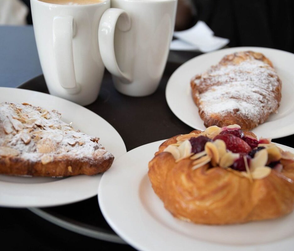 Assiette de pâtisseries, deux tasses de café sur une table