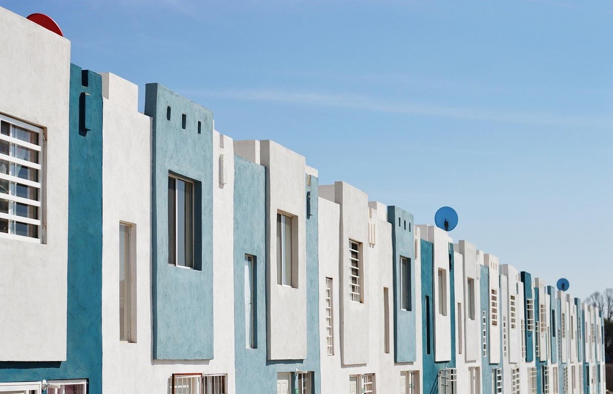 Immeubles de logements avec des façades colorées et des antennes sur les toits Immeubles de logements avec des façades colorées et des antennes sur les toits