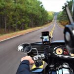 Point de vue du motard roulant sur une autoroute rectiligne bordée de forêts