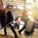 Main tenant passeport et carte d'embarquement à l'aéroport. Voyageur avec valises. Activité de voyage