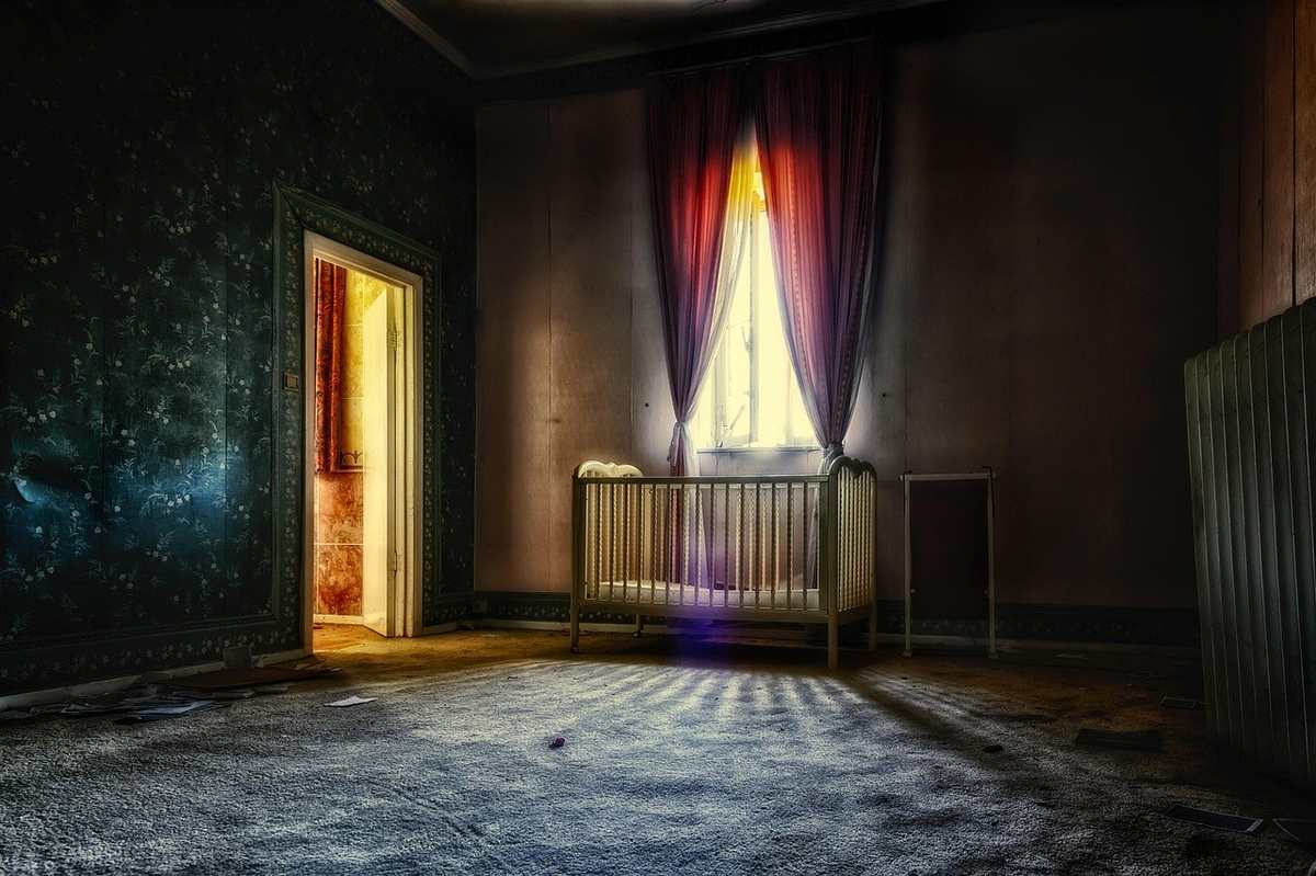Chambre abandonnée avec lit d'enfant, murs tachetés, porte entrouverte, rideaux déchirés Chambre abandonnée avec lit d'enfant, murs tachetés, porte entrouverte, rideaux déchirés