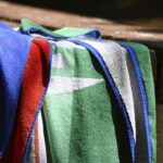 Serviettes de bain colorées sur un rebord de piscine